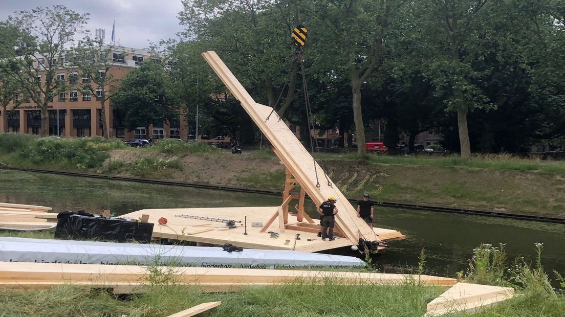 Het kunstwerk in opbouw.