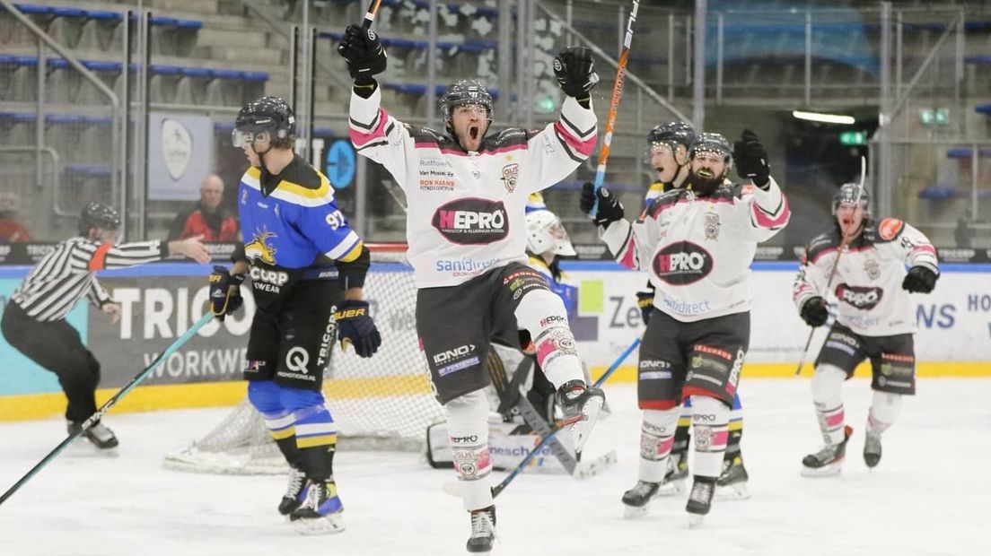 Danny Kerstholt viert zijn goal