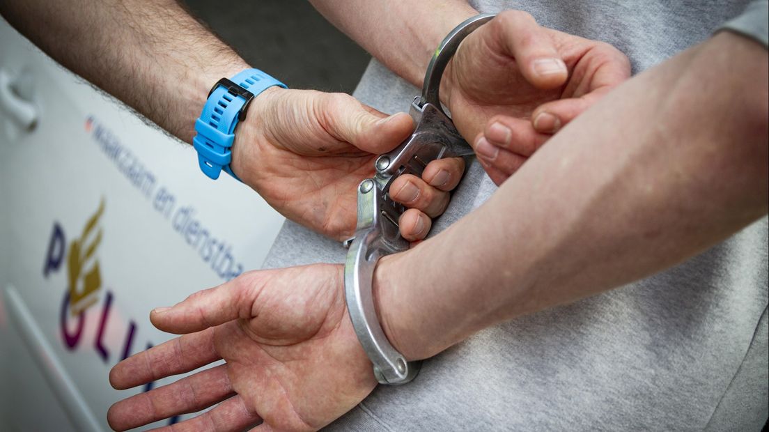 Aanhouding na gooien bierflesje tegen raam