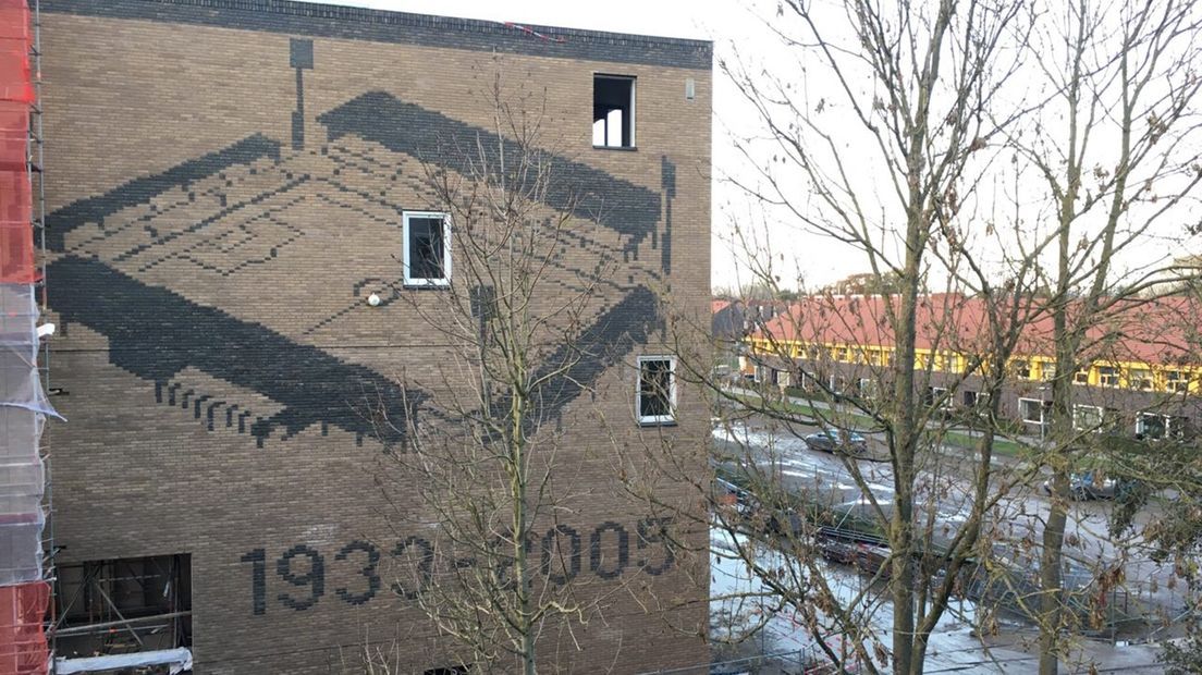 Een metselkunstwerk van het Oosterparkstadion in een appartementencomplex aan de Zaagmuldersweg