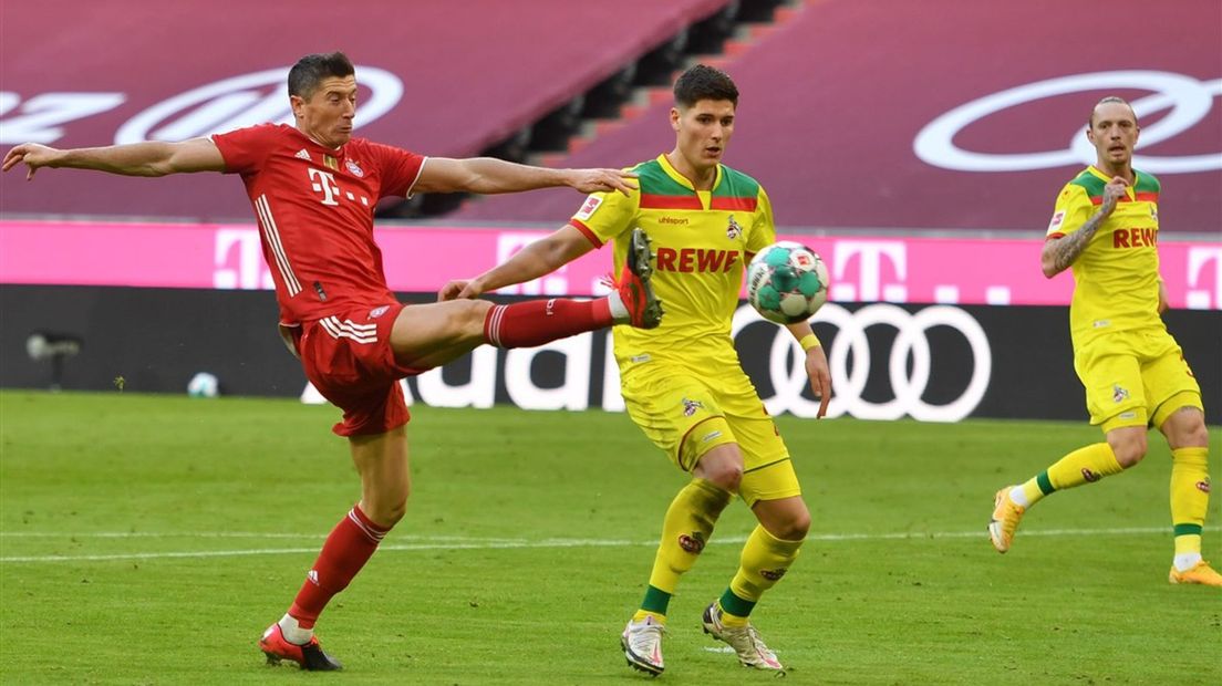 Sava Cestic (r) namens 1. FC Köln in duel met voormalig Bayern München-ster Robert Lewandowksi