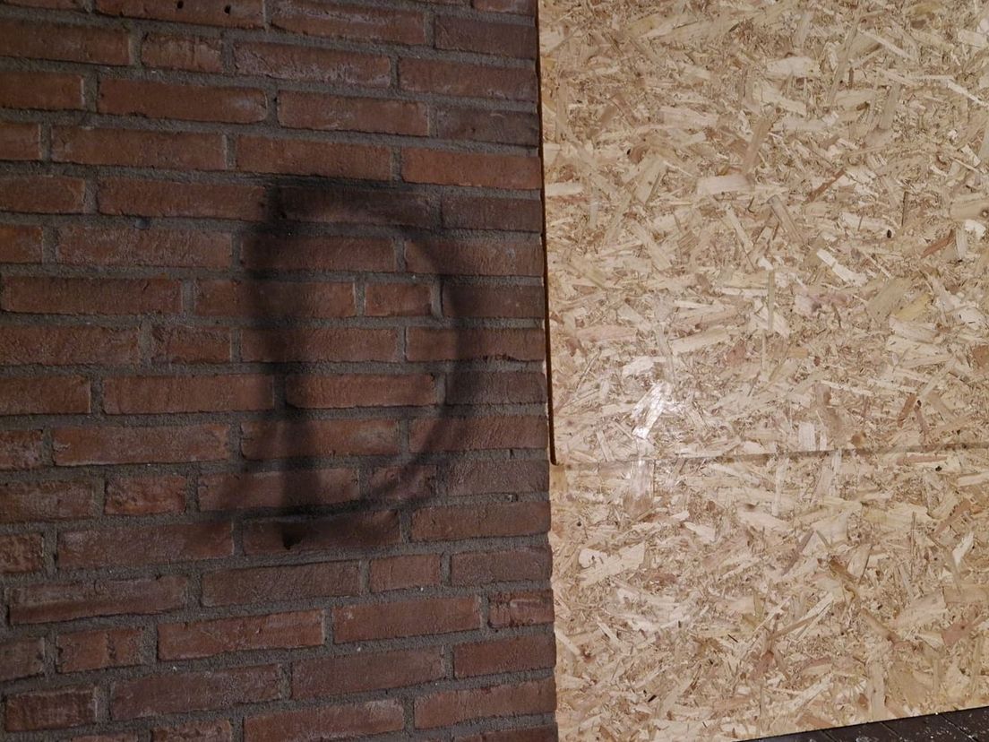 De letter D op de voorkant van het huis.