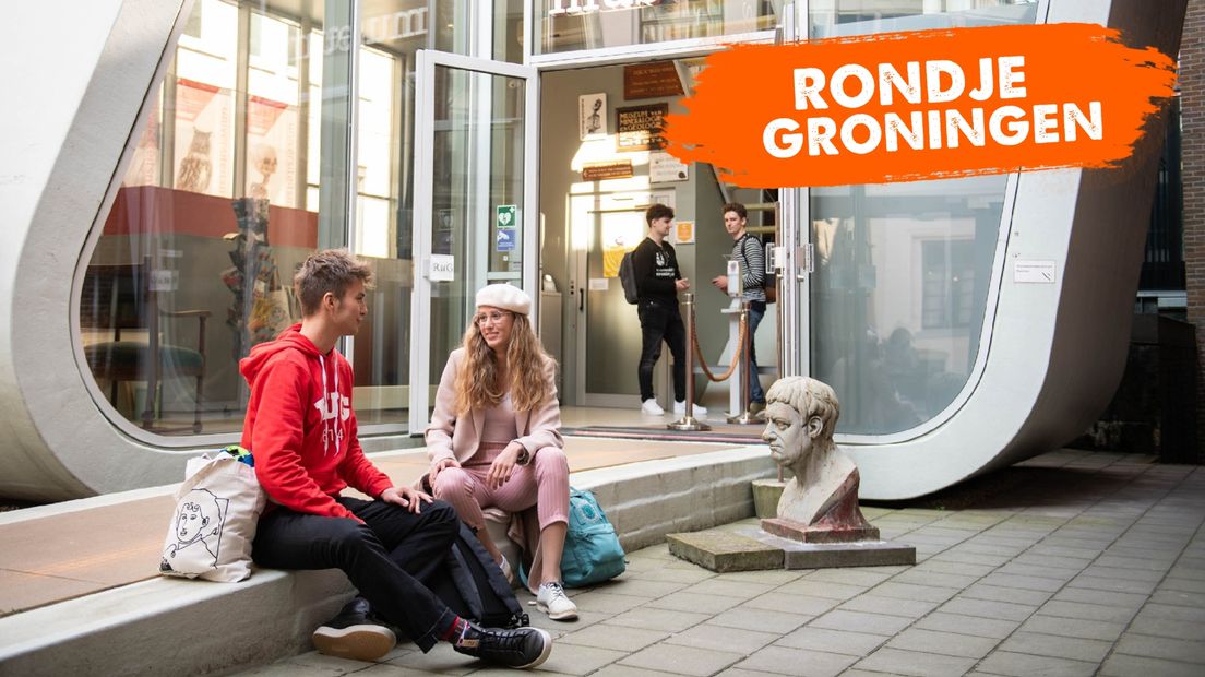 Mensen bij de ingang van het Universiteitsmuseum