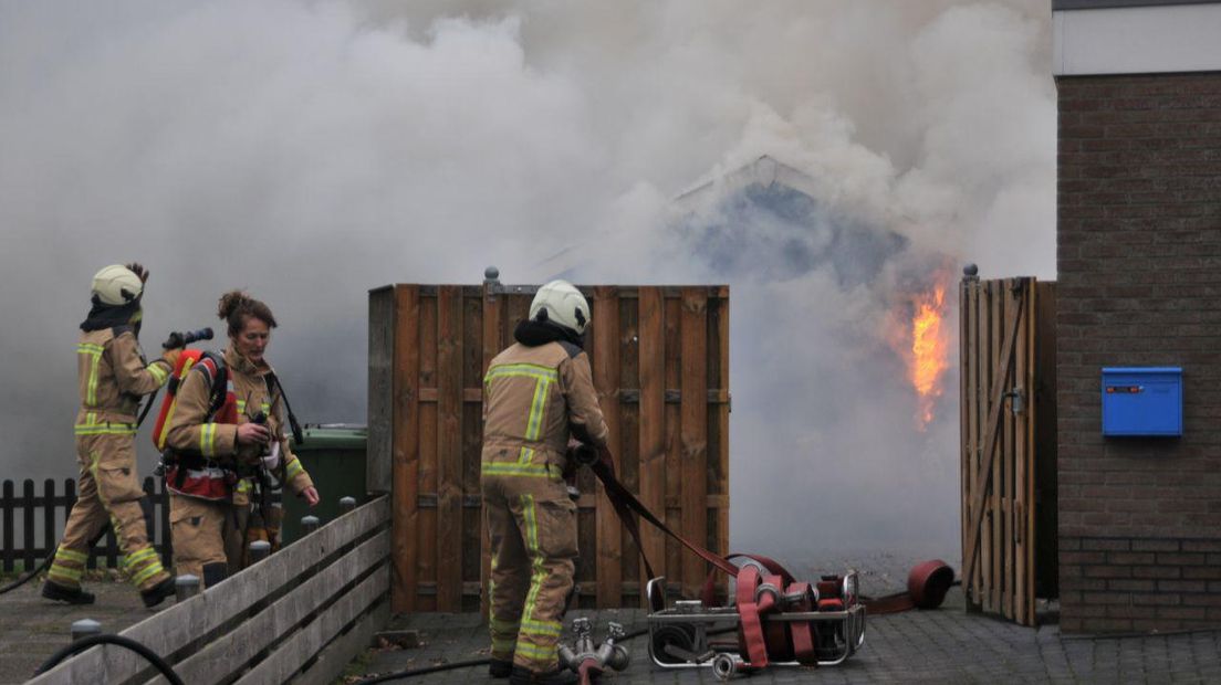 Brand in een schuurtje in Zandpol (Rechten: De Vries media)