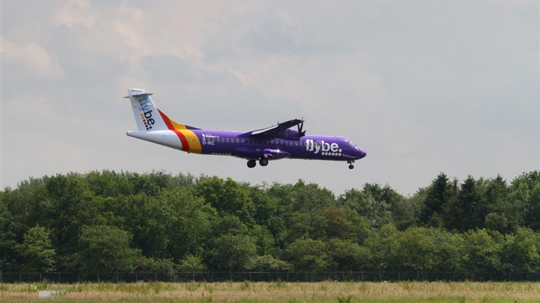 Flybe wil het aantal vluchten, waaronder vanaf Eelde, mogelijk gaan verminderen (Rechten: Van Oost Media)