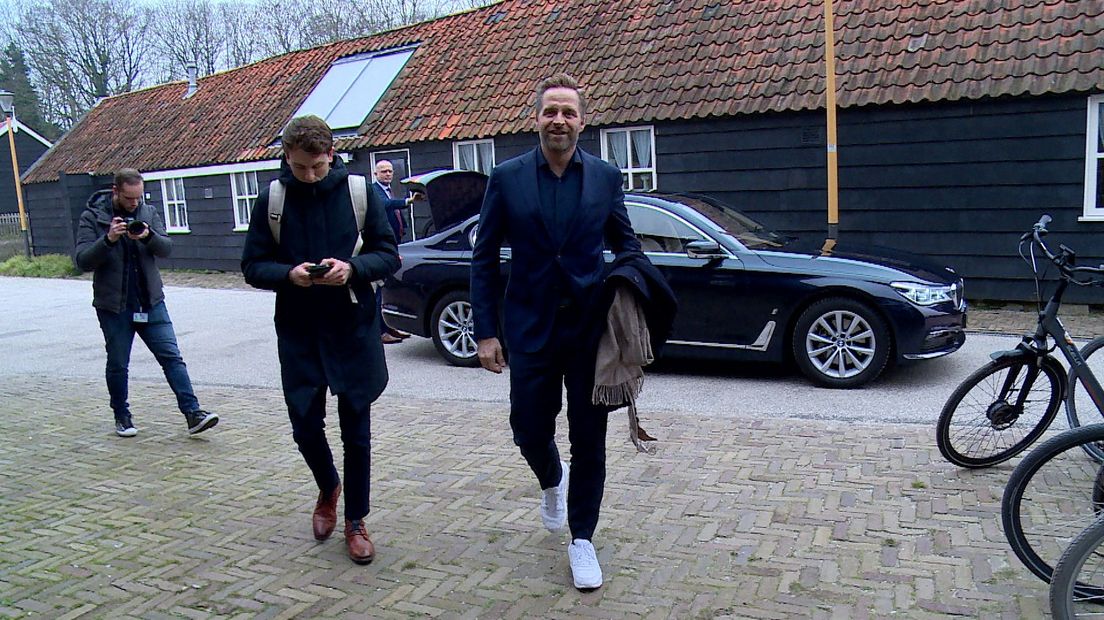 Minister Hugo de Jonge komt aan in Renesse