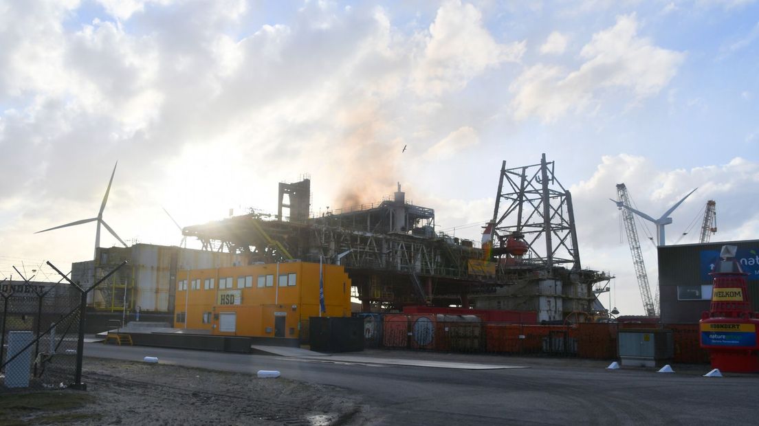 Middelbrand voormalig boorplatform Nieuwdorp