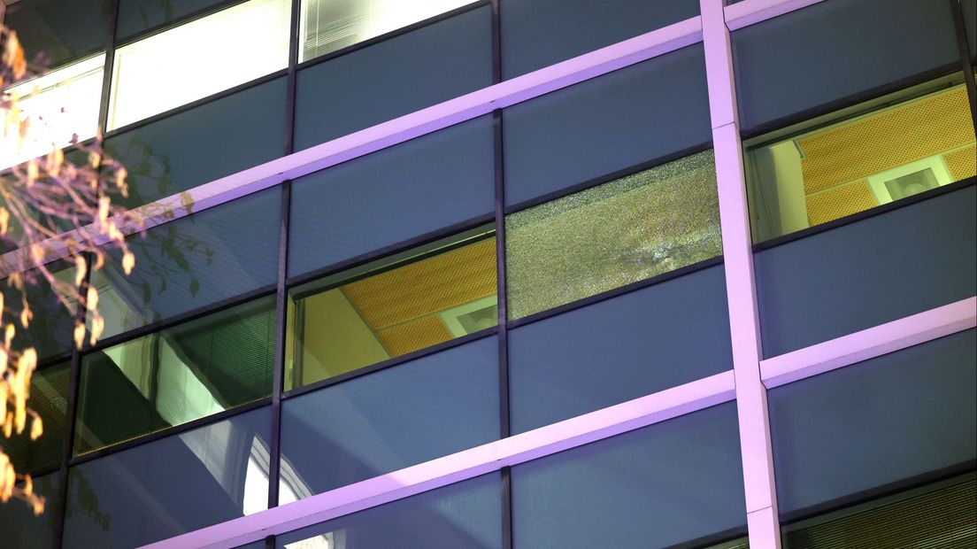 Een kapot raam in een gebouw op de Haagse Schedeldoekshaven
