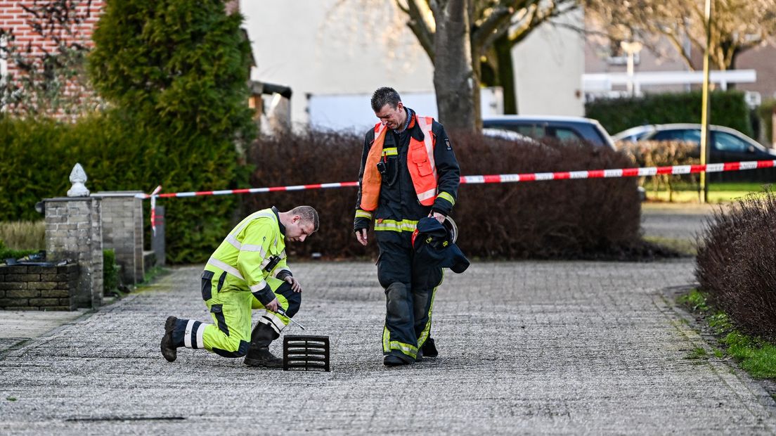 De brandweer verricht metingen