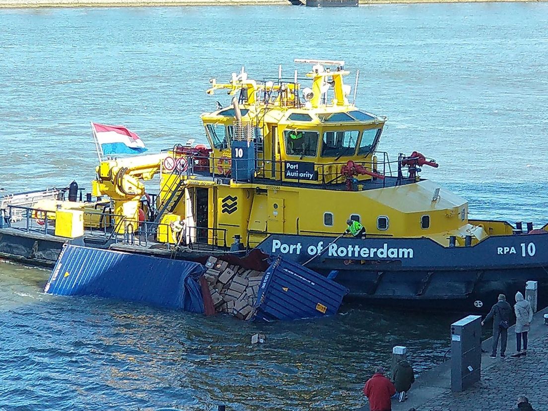 De RPA 10 van het Havenbedrijf bij één van de containers.