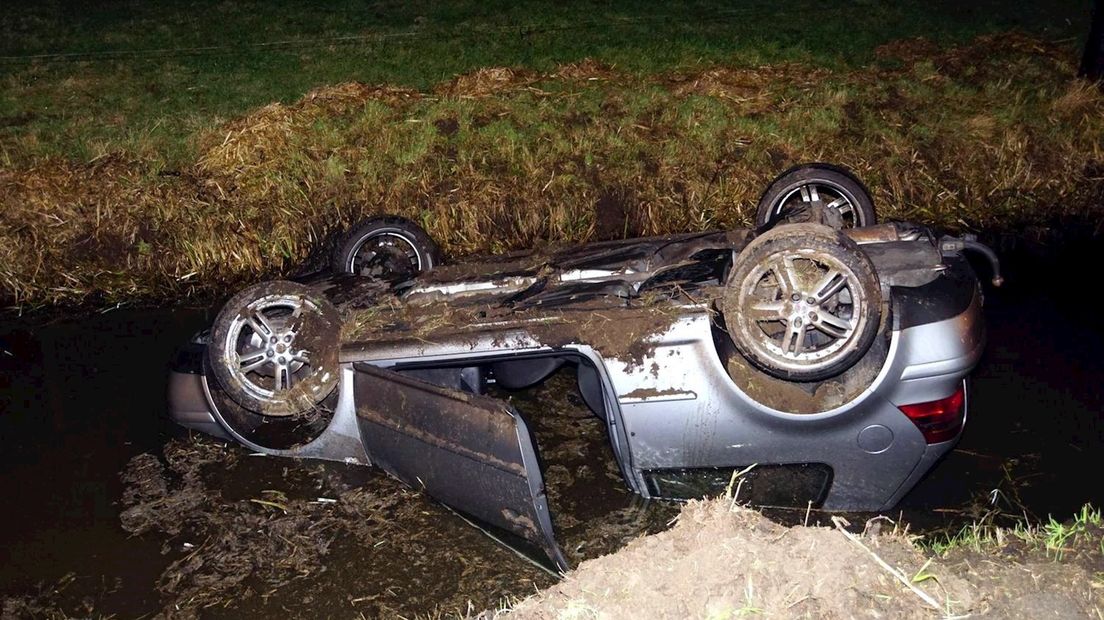 Auto belandt op de kop in de sloot in Hasselt