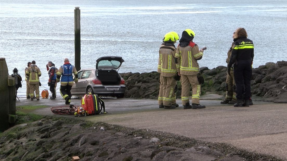 Auto rijdt de Oosterschelde in bij Scherpenisse