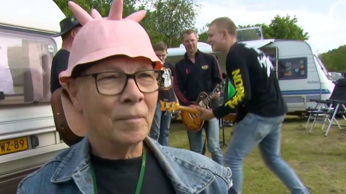 Een invasie van Normaalanhangers voor het 48ste verjaardagsfeestje van Bennie Jolink en zijn mannen.