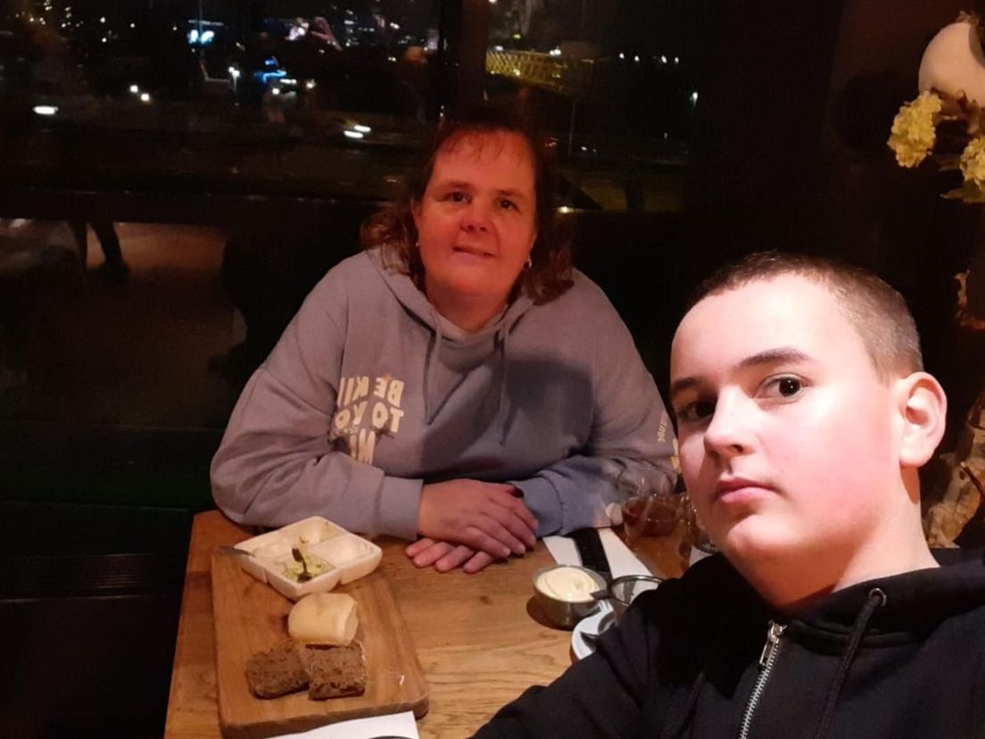Andrea Scheffers en haar zoon Sem