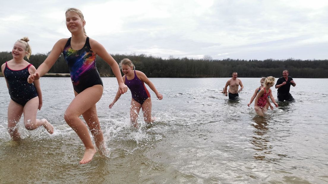 Een frisse duik op een warme winterdag