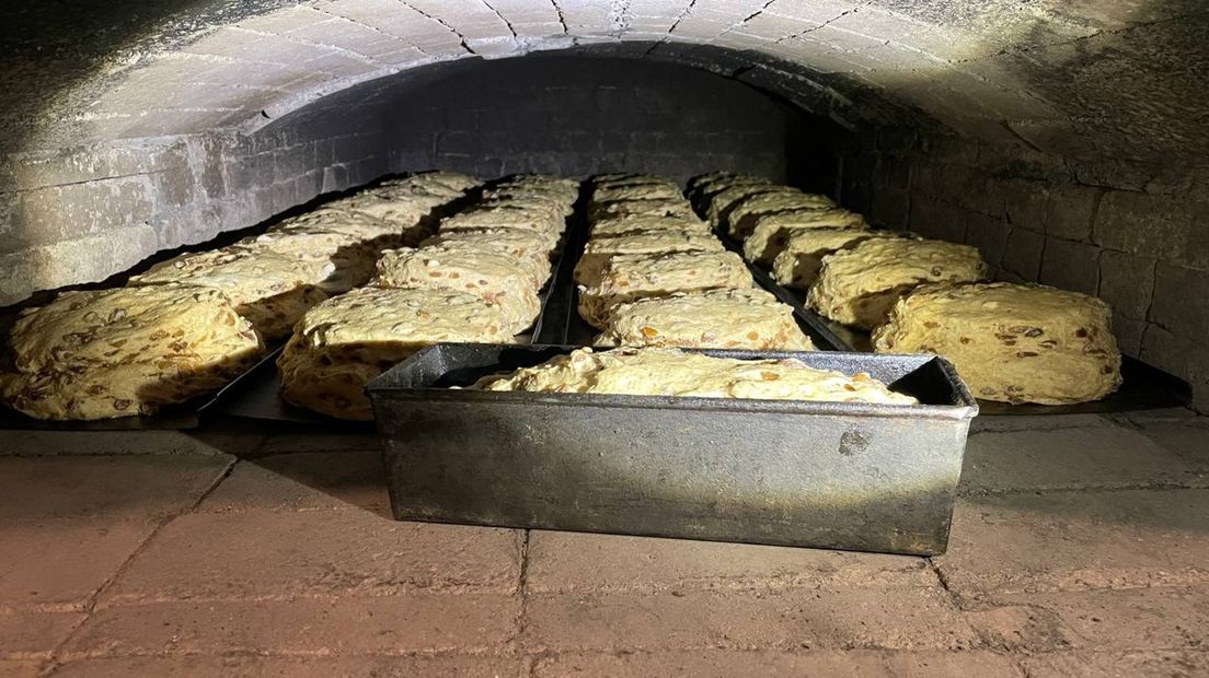 De broden gaan de houtgestookte oven in