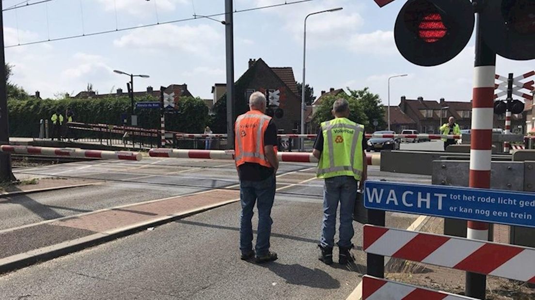 Zoekplaatje: zie jij wat anders is aan deze (regelmatig defecte) spoorbomen in Almelo?