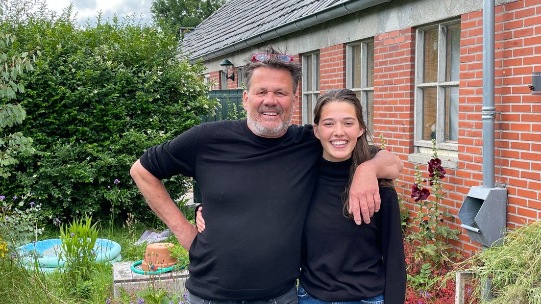 De 15-jarige Milou samen met haar vader bij hun boerderij in Zeerijp