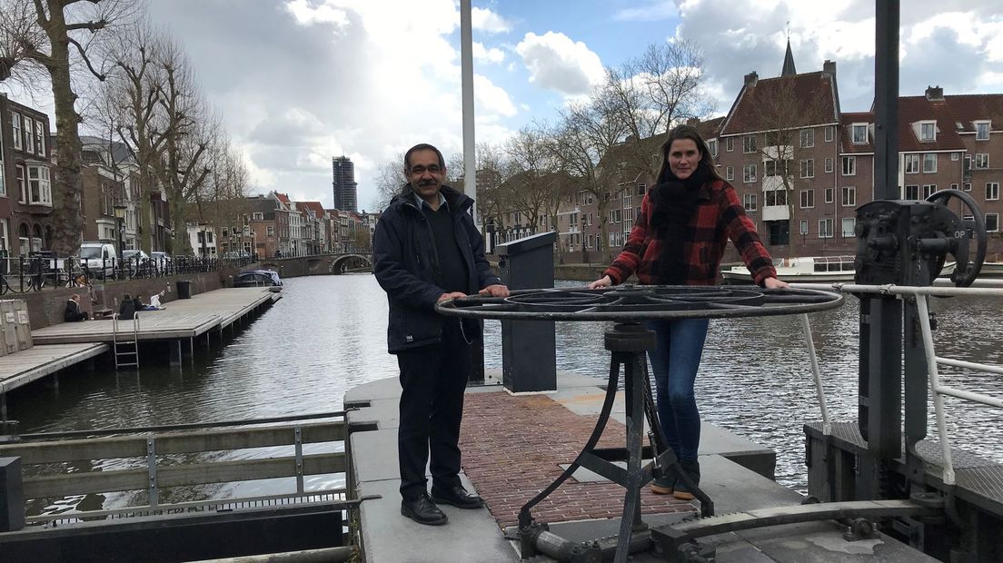 Rashied en Anne bij de sluis.
