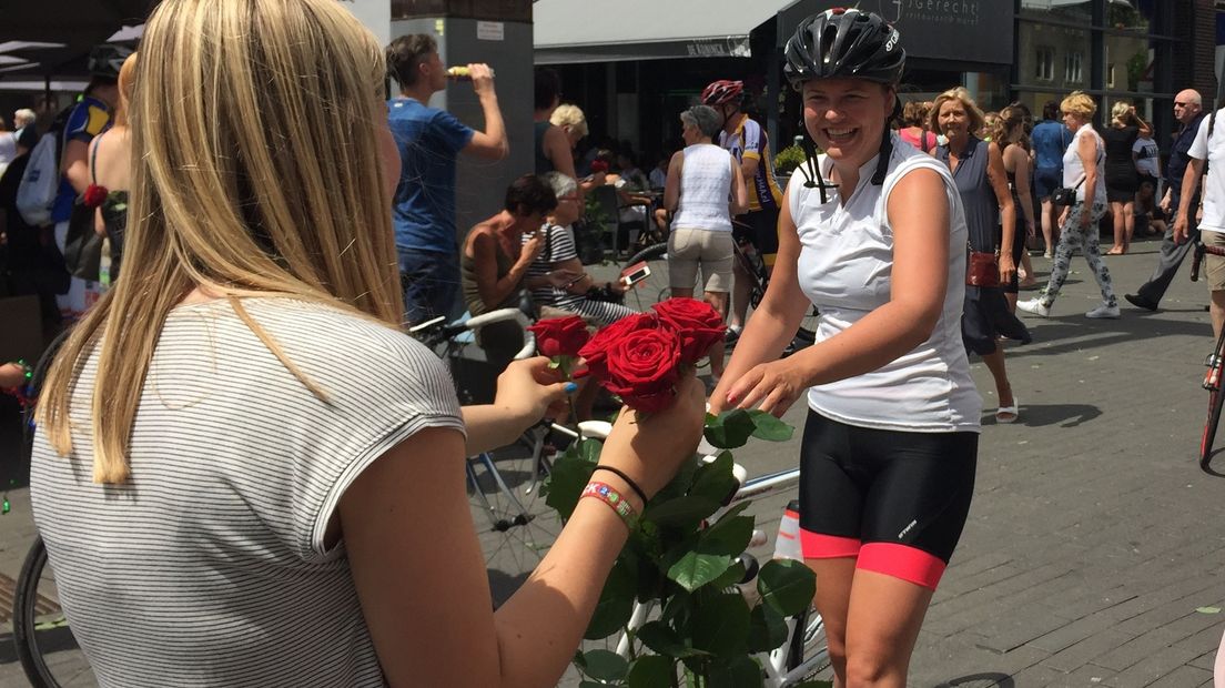 Rozen uitdelen bij Delta Ride for the Roses