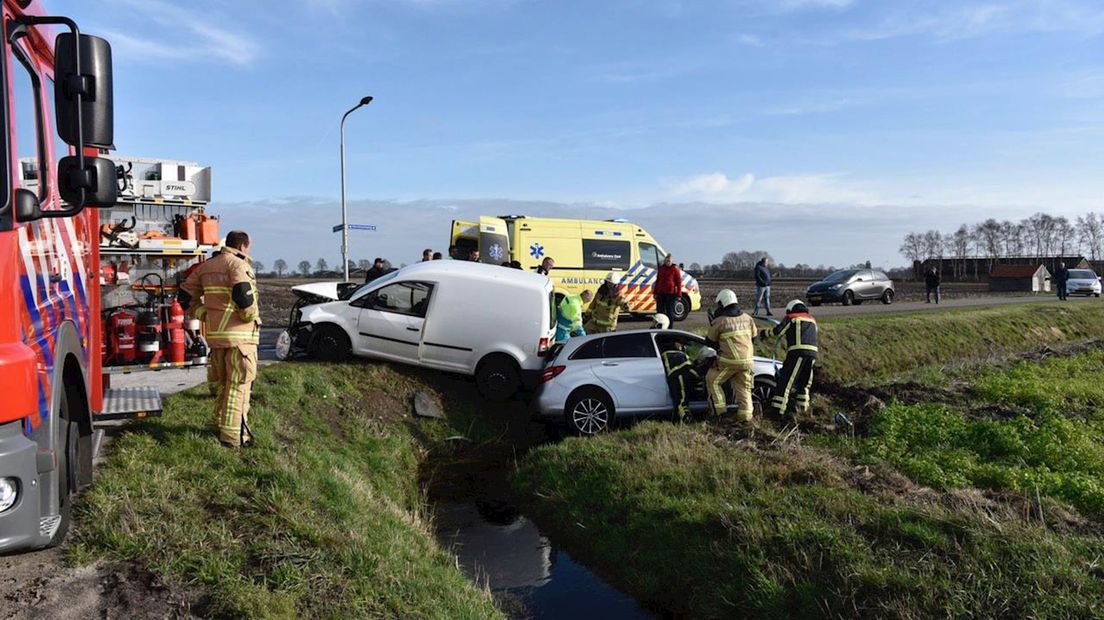 Één van de twee wagens kwam in de sloot terecht.