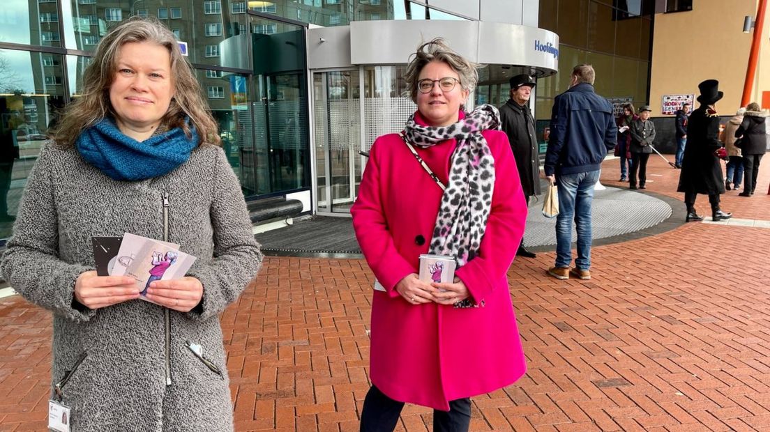 Marijke Hanania (l) en Annelies Pieterse met een aantal 'lieve briefjes'