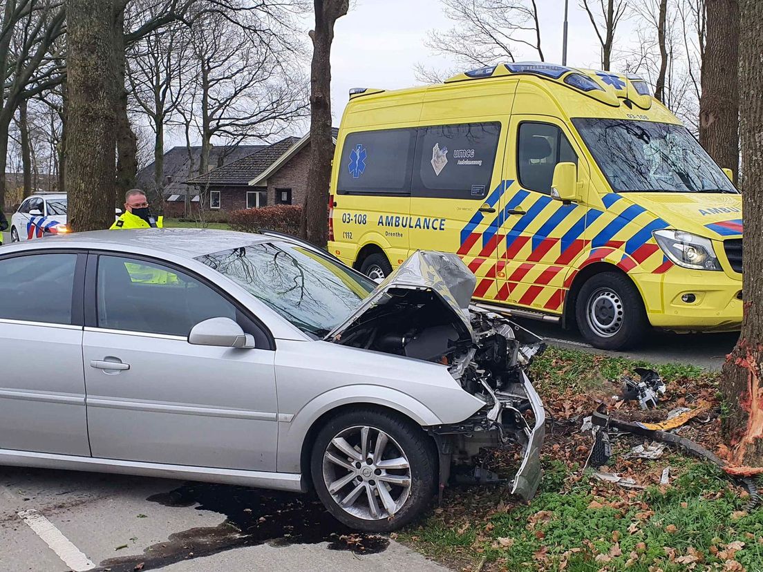 Automobilist Gewond Na Botsing Tegen Boom Nieuw Roden RTV Drenthe