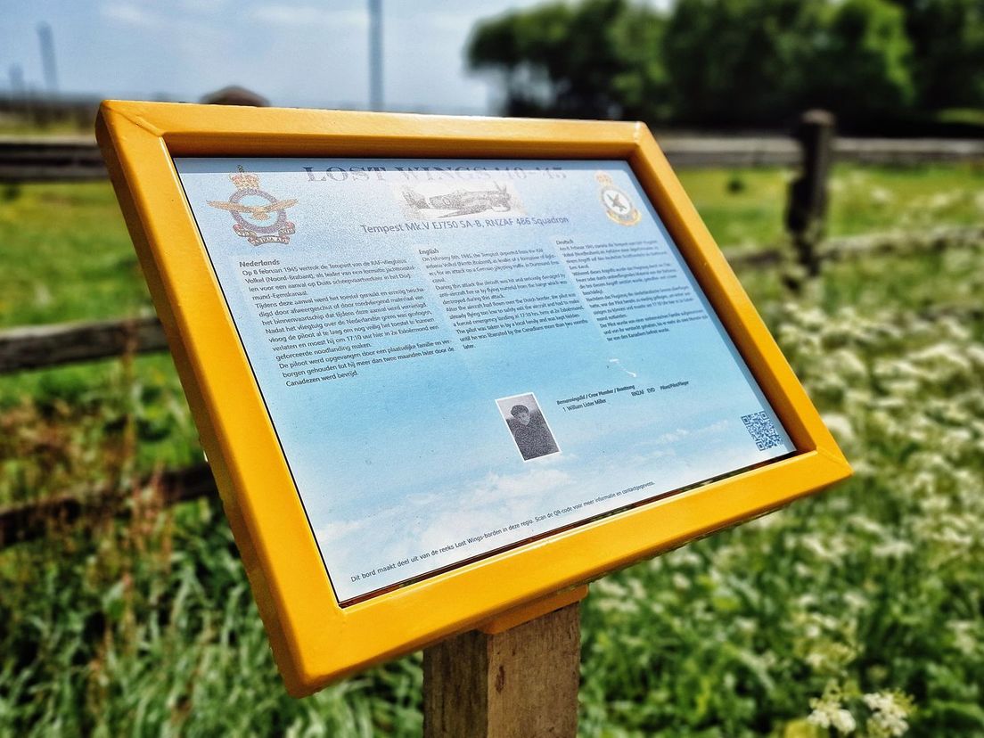 Op de bordjes staat in het Nederlands, Engels en Duits informatie over de noodlandingen