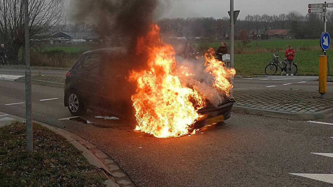 De auto ging in vlammen op (Rechten: persbureau Meter)