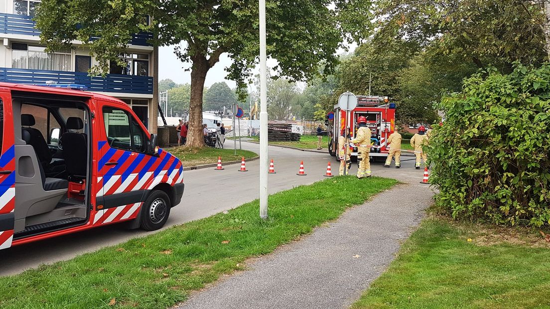 De brandweer komt ter plaatse na het vinden van een gaslek aan de Wederikweg in Haren