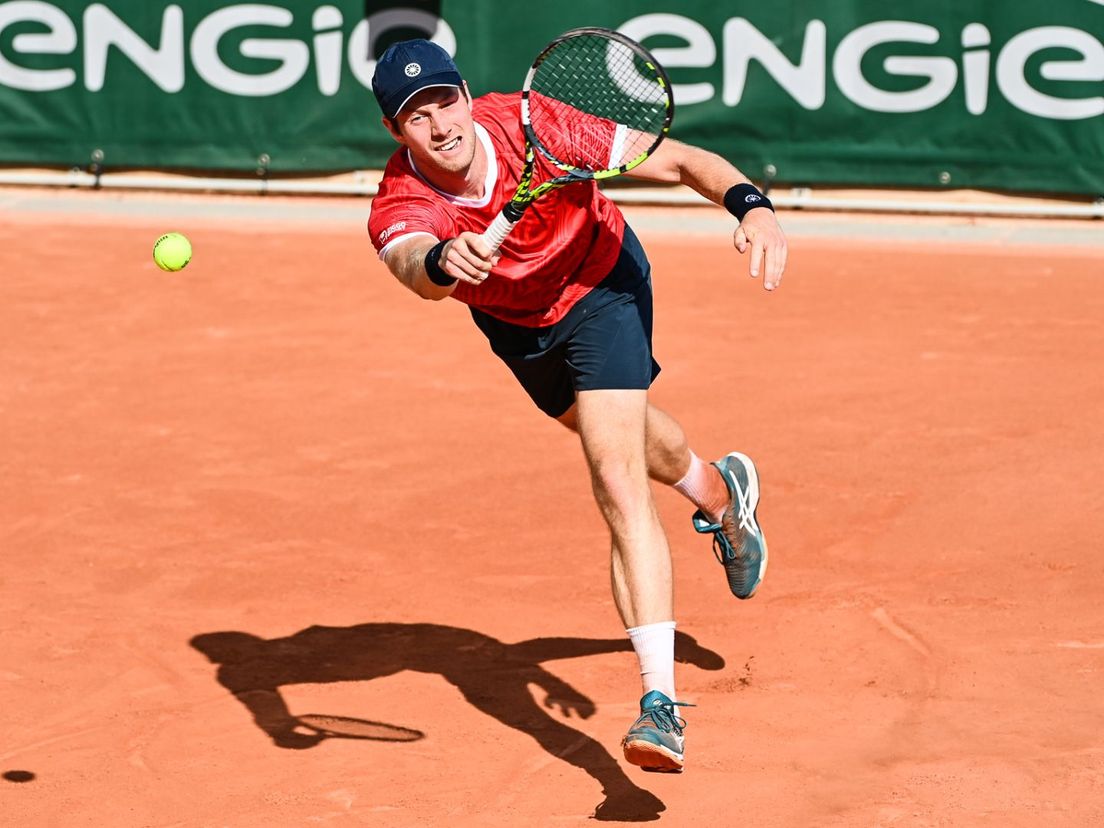 Botic van de Zandschulp al na een ronde klaar op Roland Garros: 'Ik loop al een tijdje met een ei op mijn voet'
