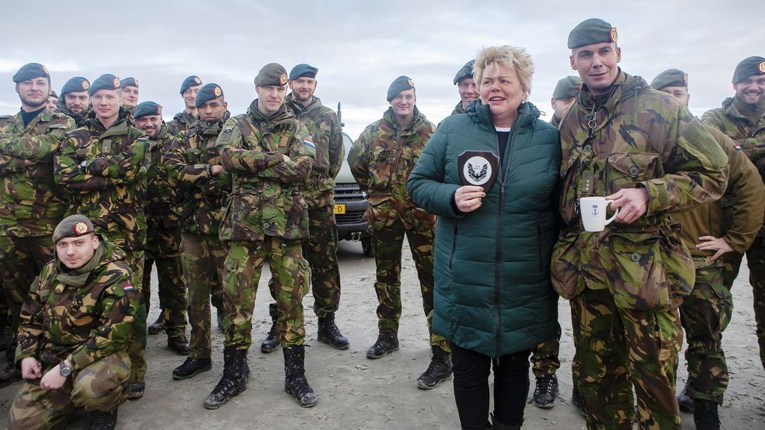 Burgemeester Ineke van Gent bedankt militairen voor hun hulp bij de opruimactie op Schiermonnikoog.