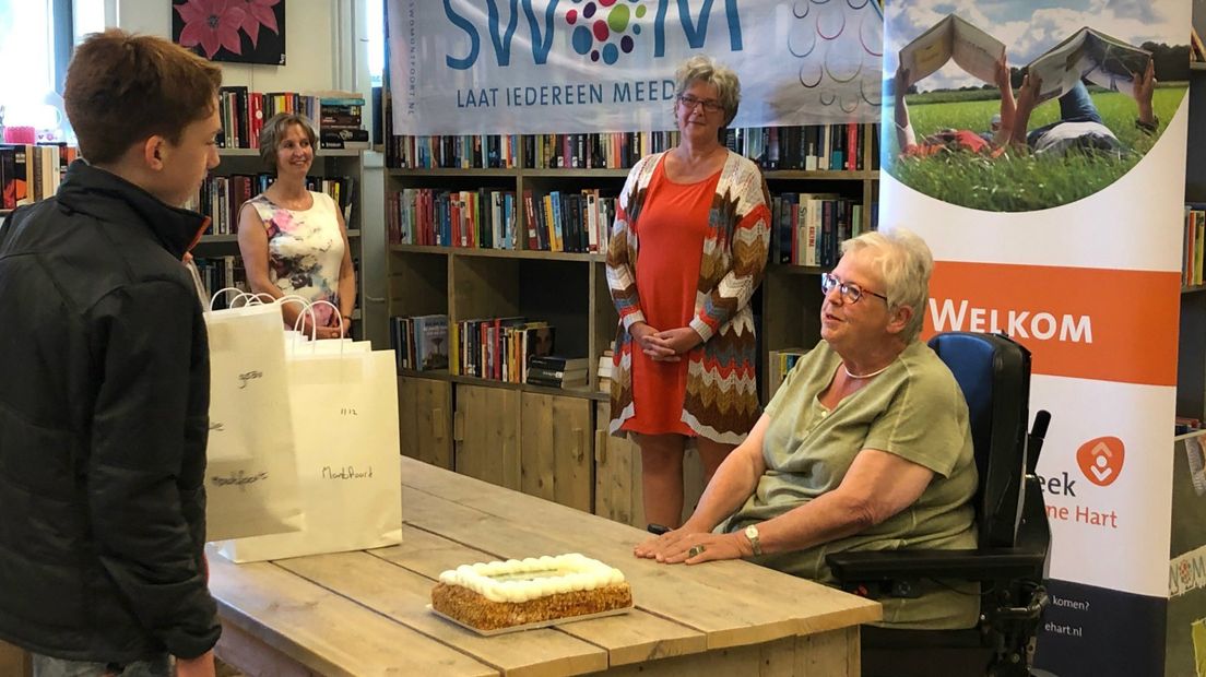 Wethouder Yolan Koster reikt eerste boeken uit
