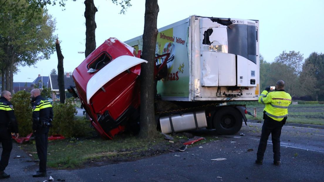 De zwaar beschadigde vrachtwagen