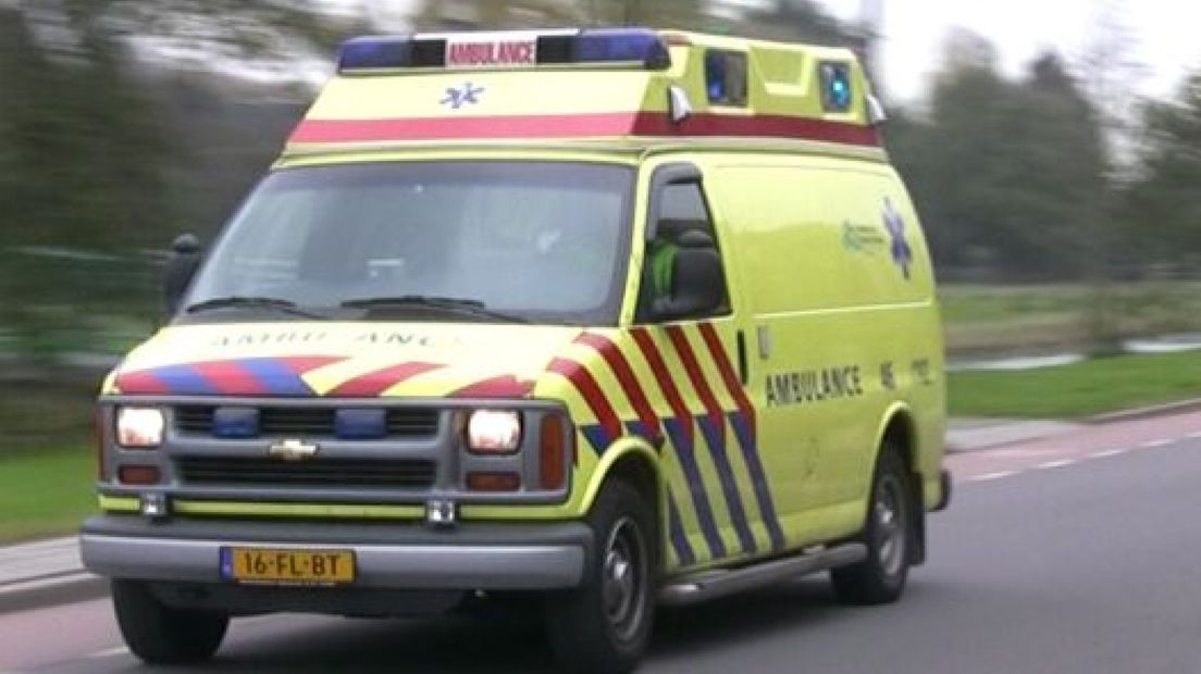 Auto te water in Echteld, vrouw ongedeerd