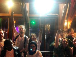Utrechtse studenten demonstreren bij café dat mbo-studenten weigert: 'Punt duidelijk gemaakt'