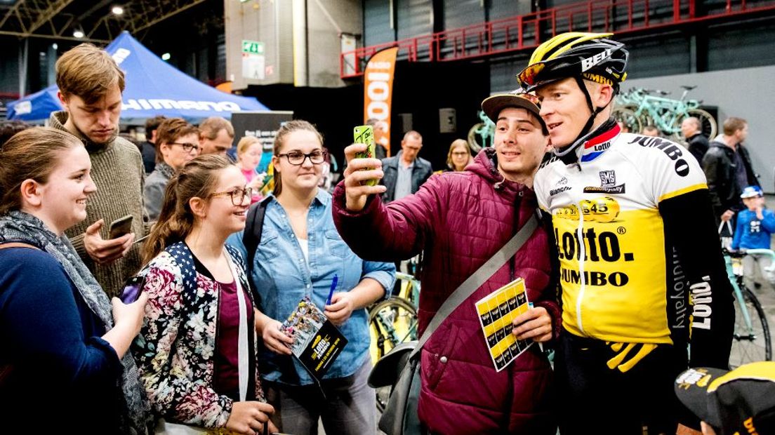 Robert Gesink poseert met fans.
