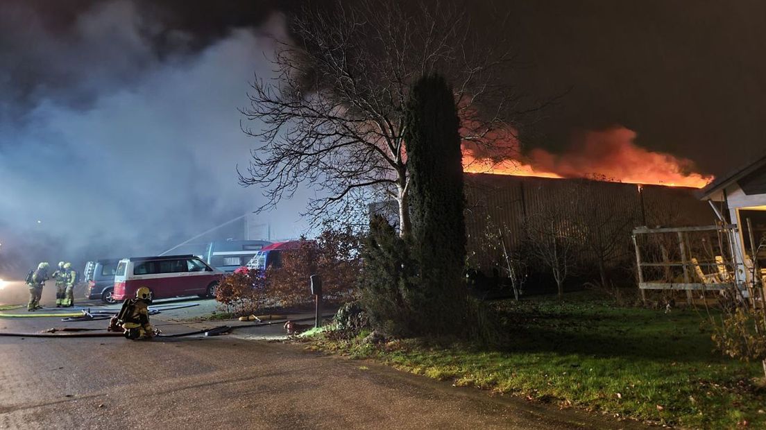 Bij aankomst van de brandweer was de brand al uitgebreid naar het dak van het pand.
