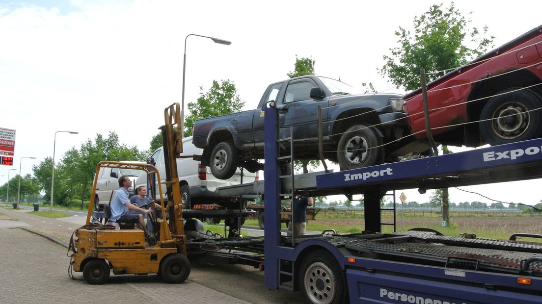 Heftruck zet terreinwagen terug op oplegger