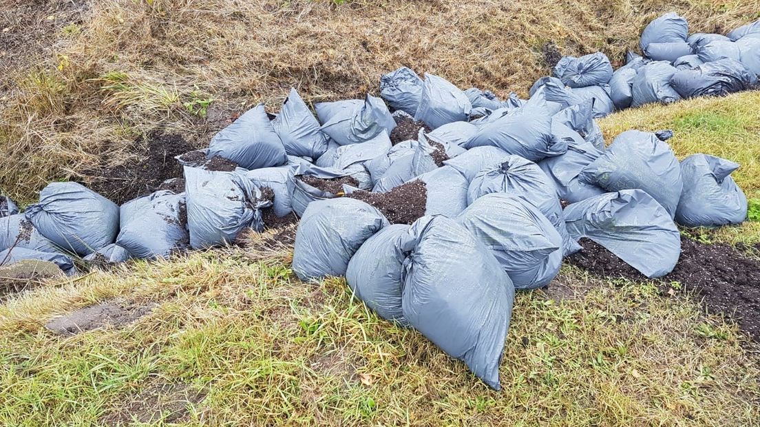 Het drugsafval werd naast de weg gevonden (Rechten: Politie Westerveld)