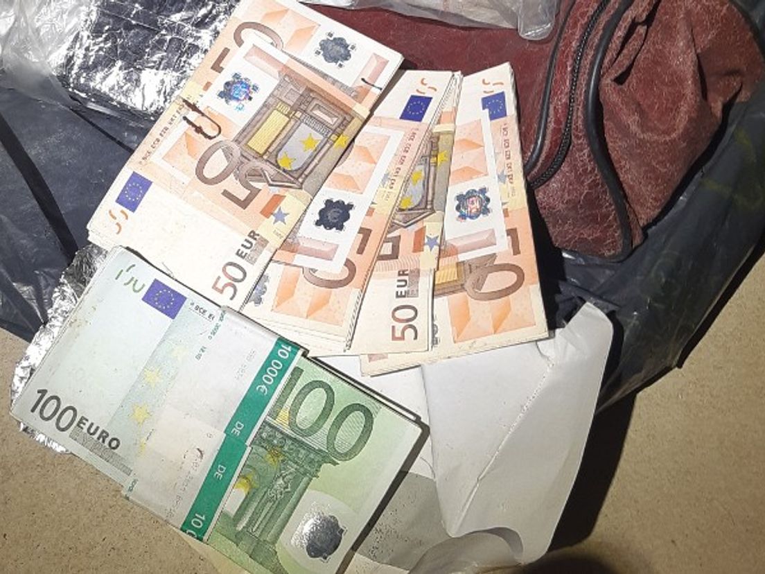 Stapels bankbiljetten gevonden in huis overleden man.