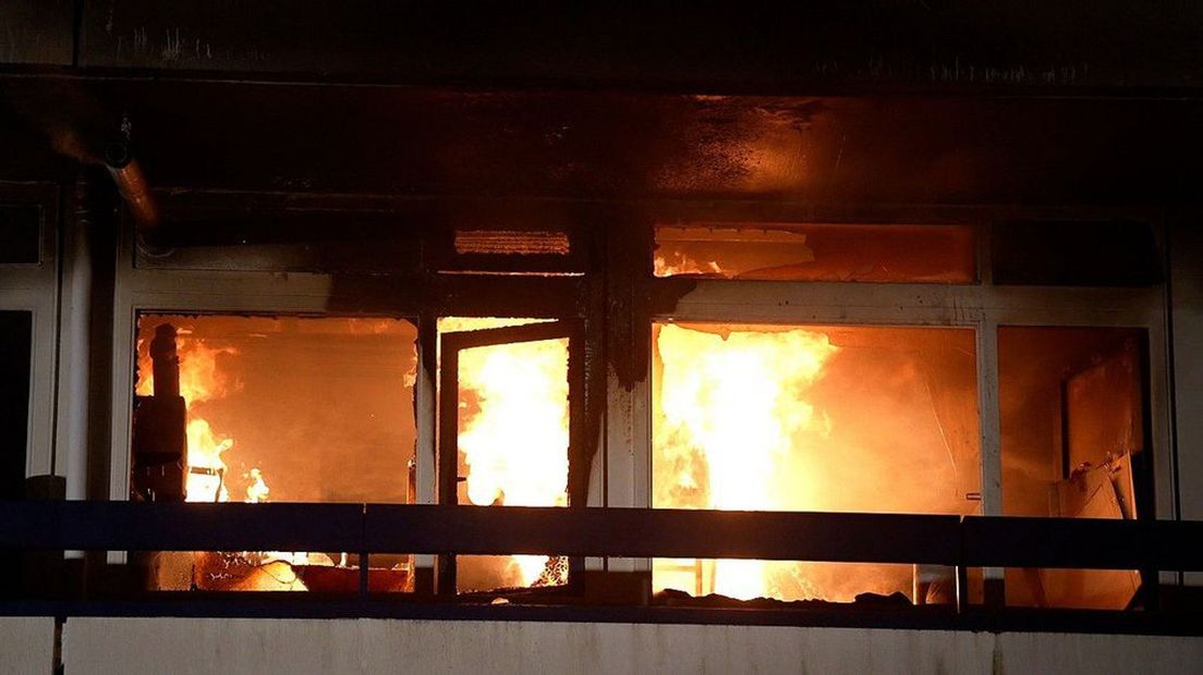 Het appartement brandde volledig uit.