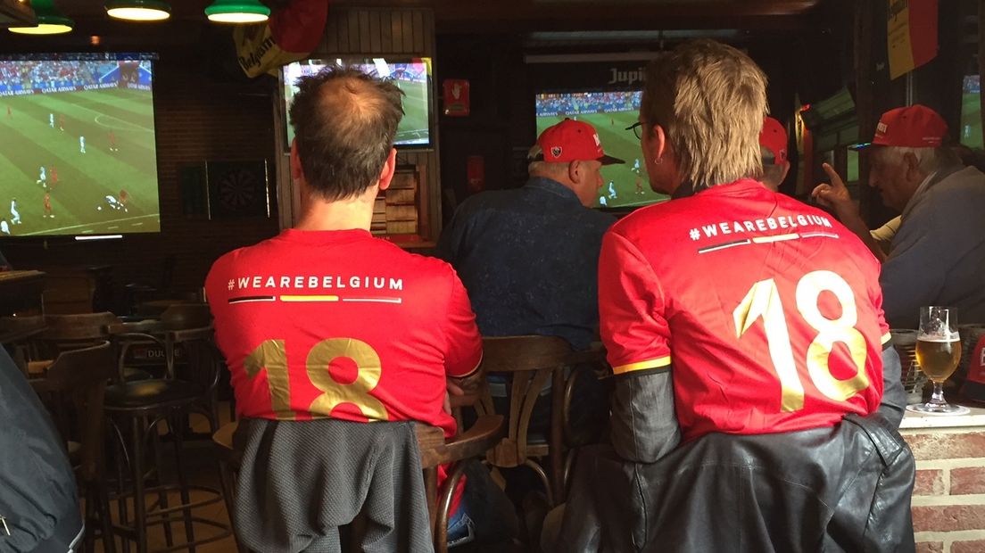 Gebroederlijk naast elkaar keken in Koewacht Belgische én Nederlandse fans naar de eerste wedstrijd van de Rode Duivels op het WK