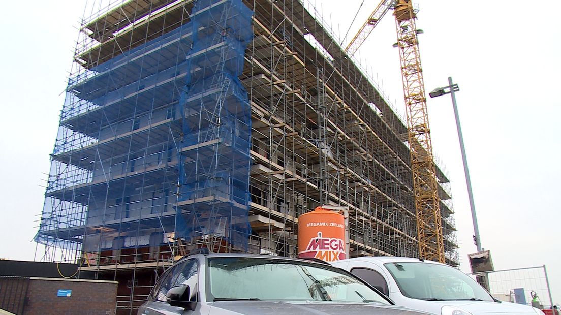de bouw van appartementencomplex de Sluiswachter is in volle gang