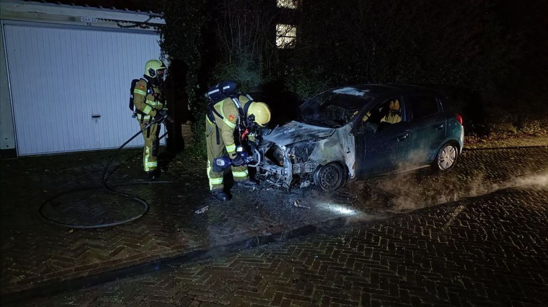 Bij de eerste brand ging een personenauto verloren.