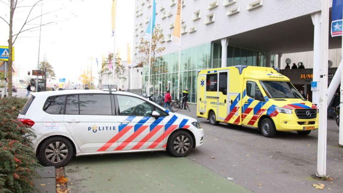 Hulpdiensten voor de ingang van het Alfa-college, na de steekpartij