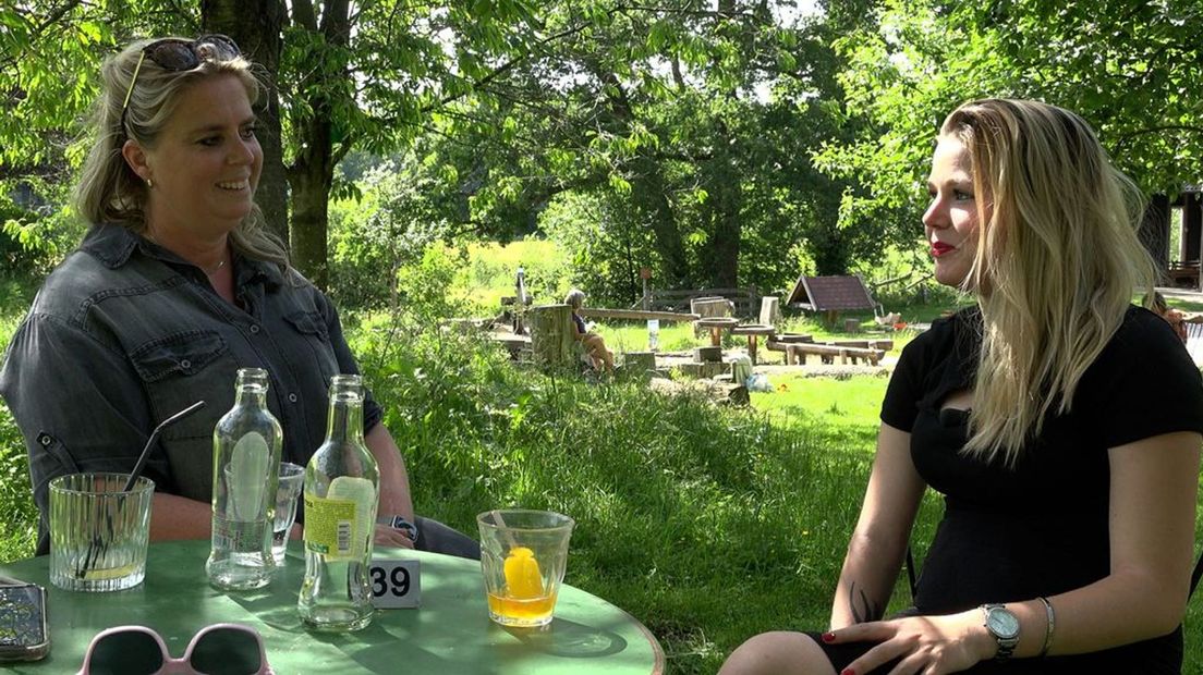 Terwijl Djenna in de speeltuin speelt, kletsen pleegmoeder Myrna (links) en moeder Joan (rechts) bij.
