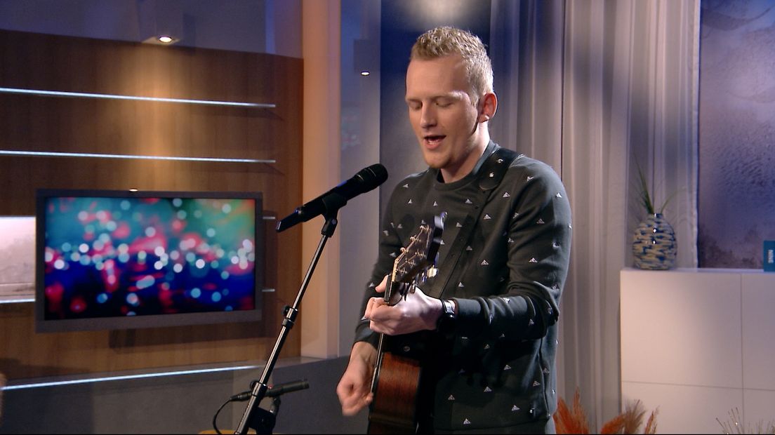 Lars Koehoorn in de tv-studio van RTV Noord