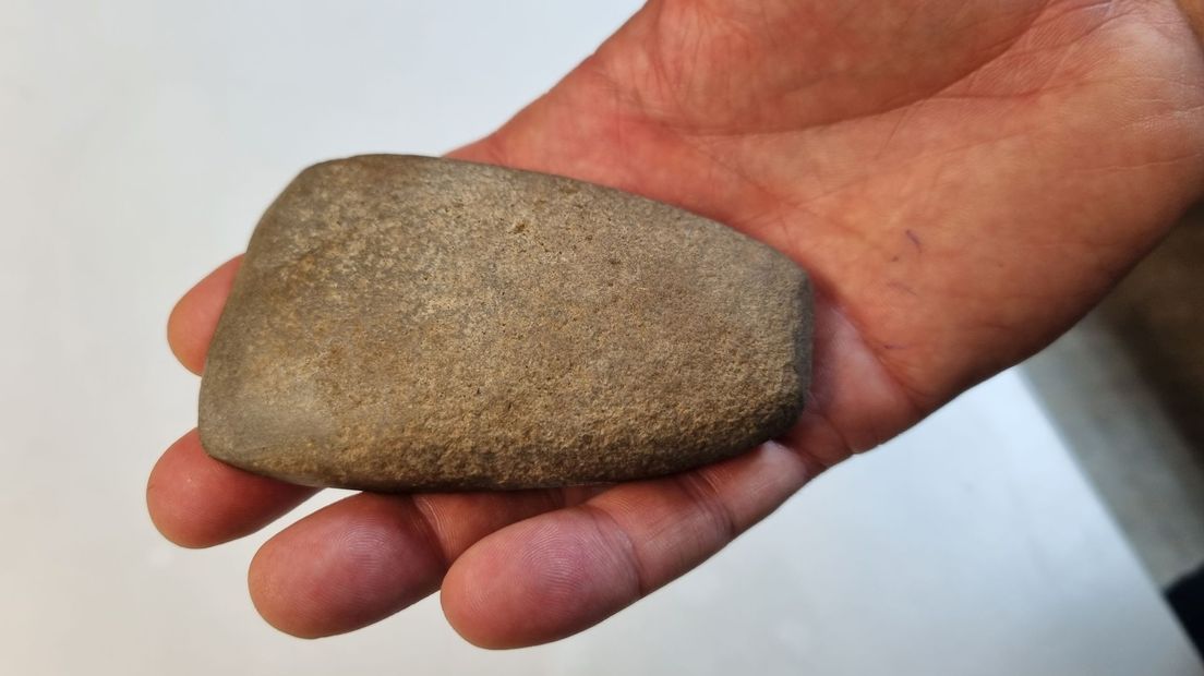 Deze bijl van ruim 5000 jaar oud is opgegraven in IJsselmuiden