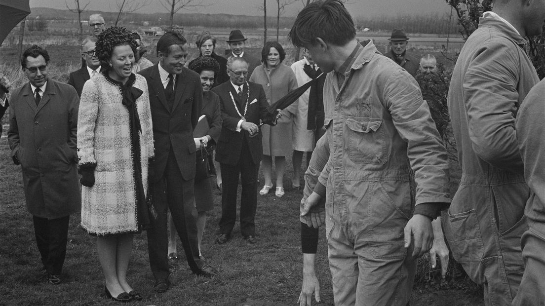 1969 - Prinses Beatrix en prins Claus tijdens een werkbezoek in Renesse